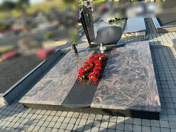 Dvivietė kapavietė su margo granito plokštėmis ir gėlynu