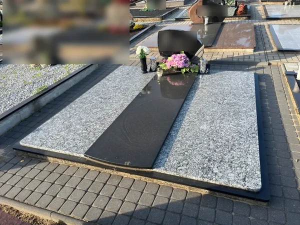 Dvivietė kapavietė, uždengta šviesaus pilko granito plokštėmis su juodu intarpu