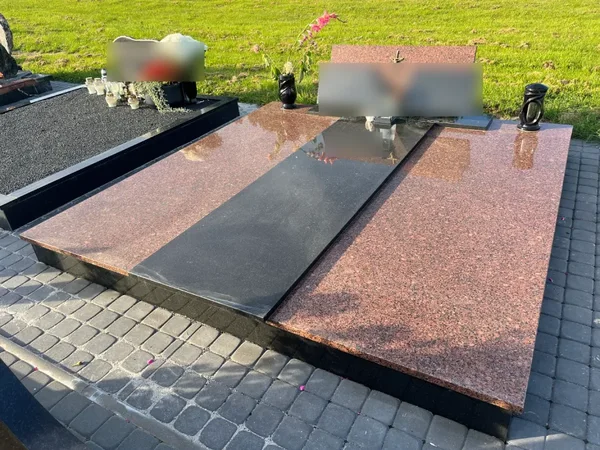Dvivietė kapavietė, uždengta raudono granito plokštėmis