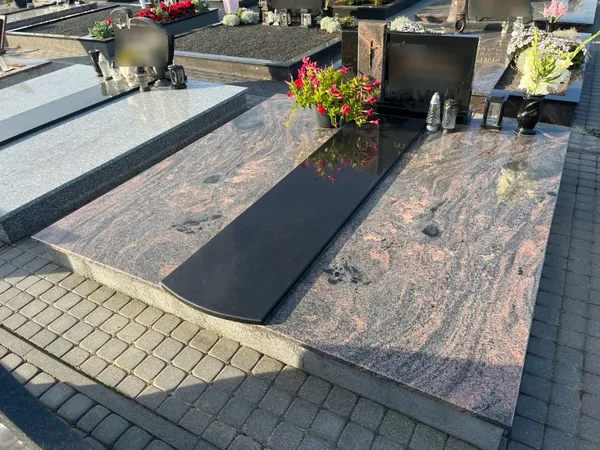 Kapavietė, uždengta margo granito plokšte su juodu intarpu ir gėlynu