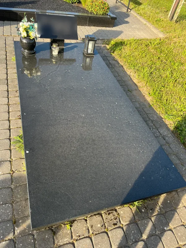 Vienvietė kapavietė, uždengta vientisa juodo granito plokšte